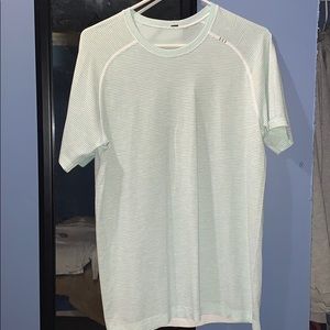 Lululemon Mens Small Tee